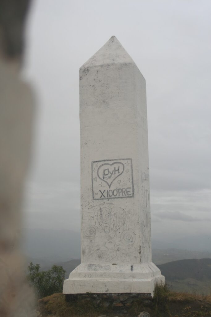 The obelisk that remember the French journey to the hill of Frances Urco