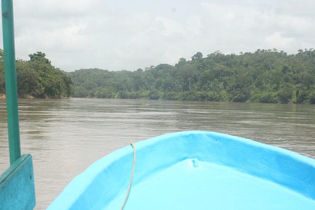 Boat ride over the Usumacinta river to visit the Maya ruins of Yaxchilán