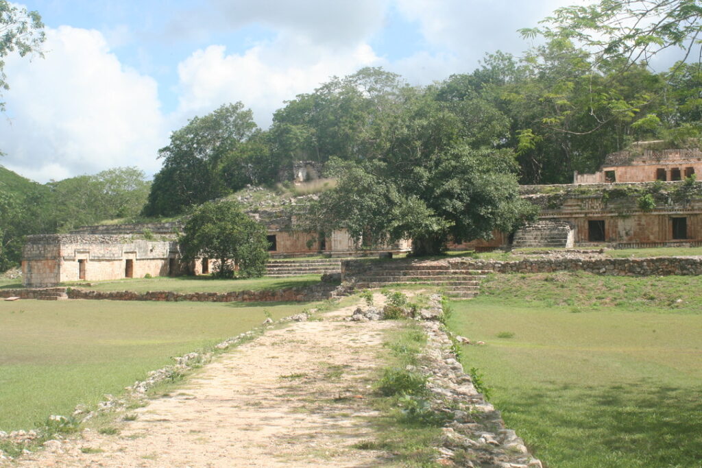 Overview of the Maya city of Labná. In the front the main causeway or sacbé. After our visit to Kabah we noticed many simularities, but also a lot of differeces between the two cities. 