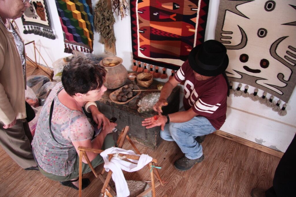 Many artisans still use old methods to paint their weaving products. Like color pigments extracted from certain seeds or nuts. Like this craftman shows to my sister.