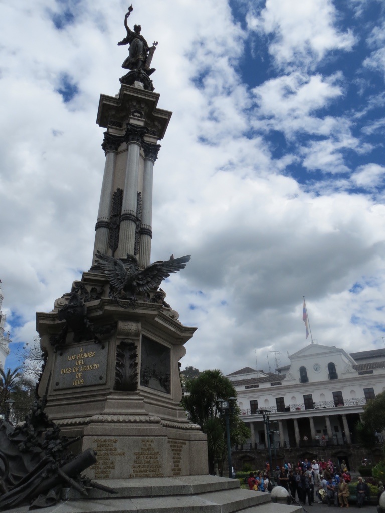 Plaza central de Quito, with the Statue of Independence & the Presidential palace. 