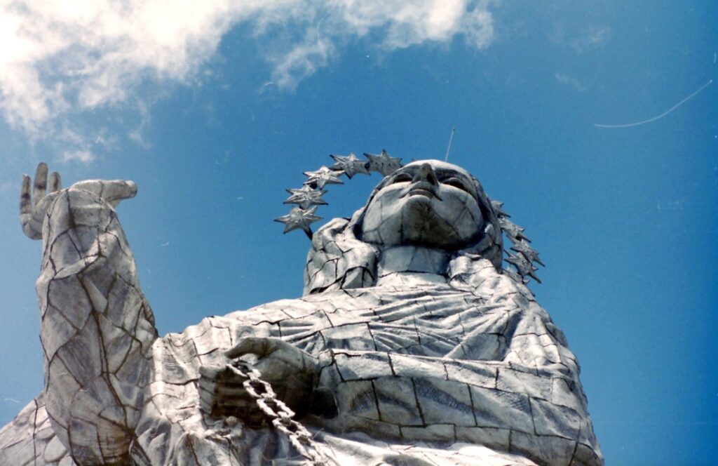 Statue del Virgin de Quito, high above the Colonial center.