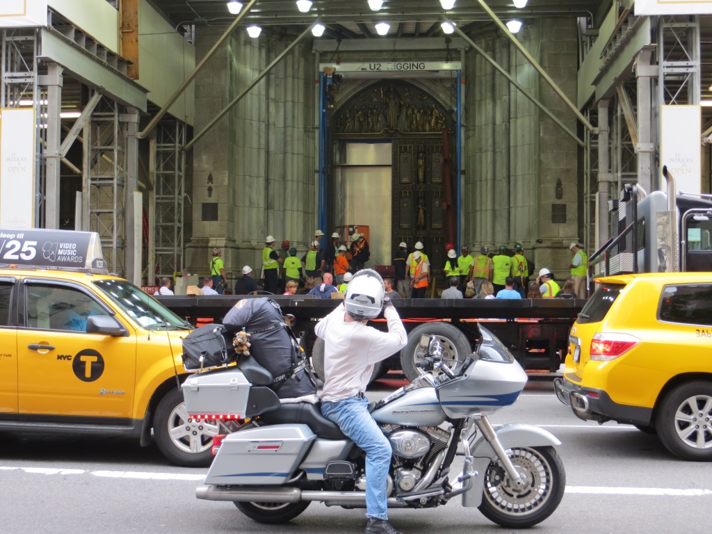 Foto of a motorist taking a foto of St. Patrick’s Cathedral, Manhattan, New York