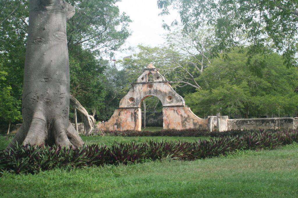 Visit to the former Hacienda of Uxmal, Yucatán. The main entrance still stands.