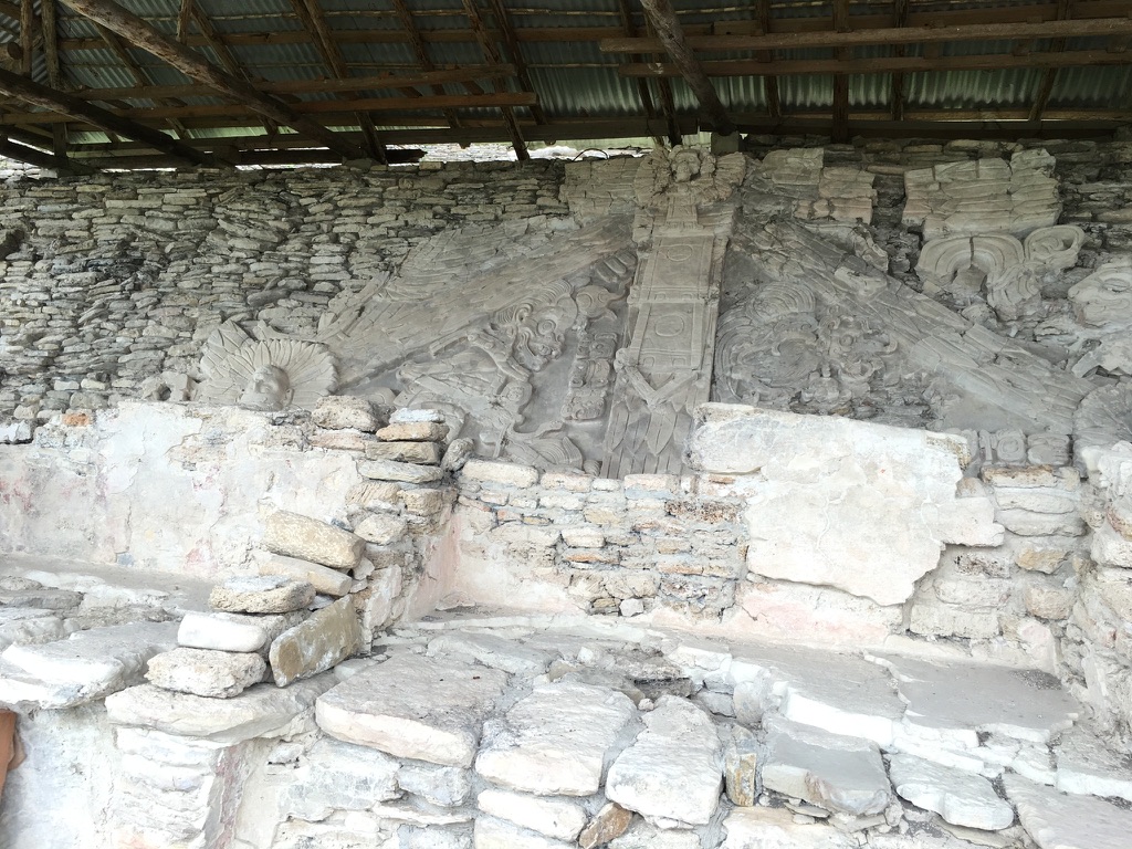 While climbing to the top op the Acropolis you encounter this enormous impressive stucco-work. One of the highlights of the Maya site of Toniná (Picture taken bij Giovanni Agostino Frassetto, Italy during his visit to Toniná).