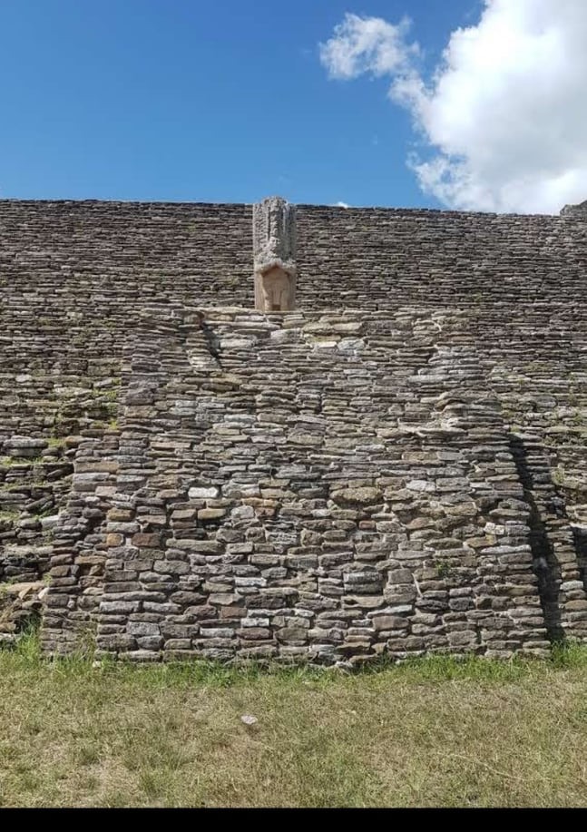 A beautiful stele adorns one of the buildings of the Acropolis of Toniná.