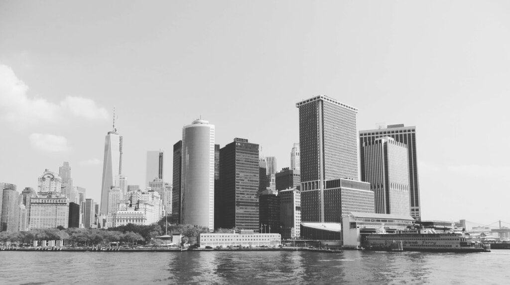 Black & white picture of Manhattan, New York taken from the Hudson River.