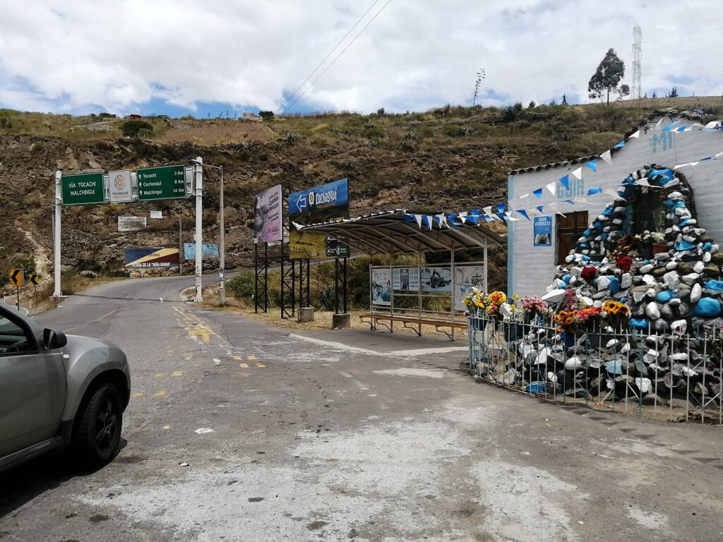 Northern exit of the Panamericana, leading to the Cochasqui Park.