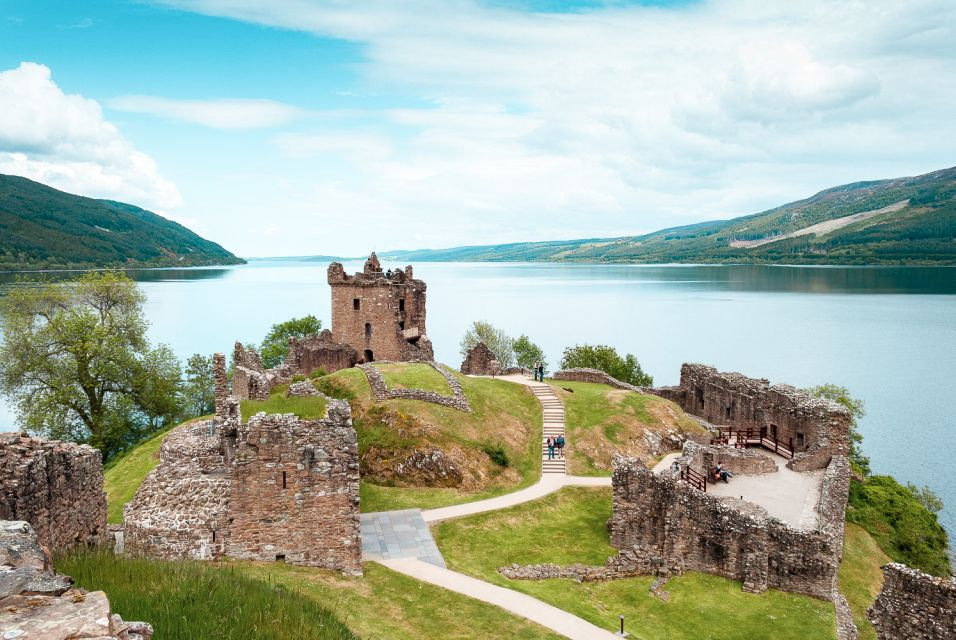 Impressions of a day trip through the Scottish highlands near Edinburgh, including Loch Ness. Catle ruins.