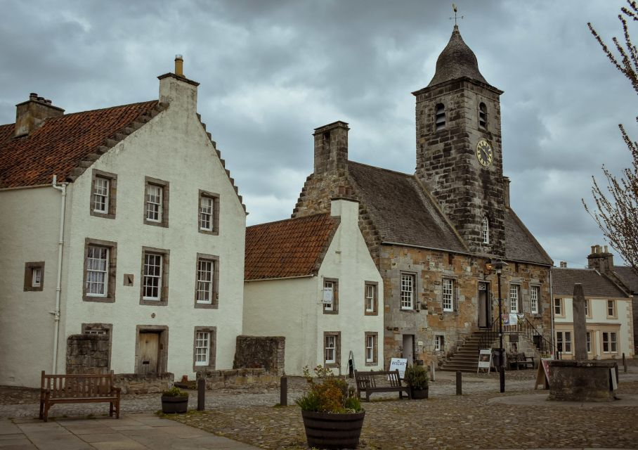 Impressions of the Outlander Day-trip organised by Get Your Guide from Edinburgh, Scotland. A small village.
