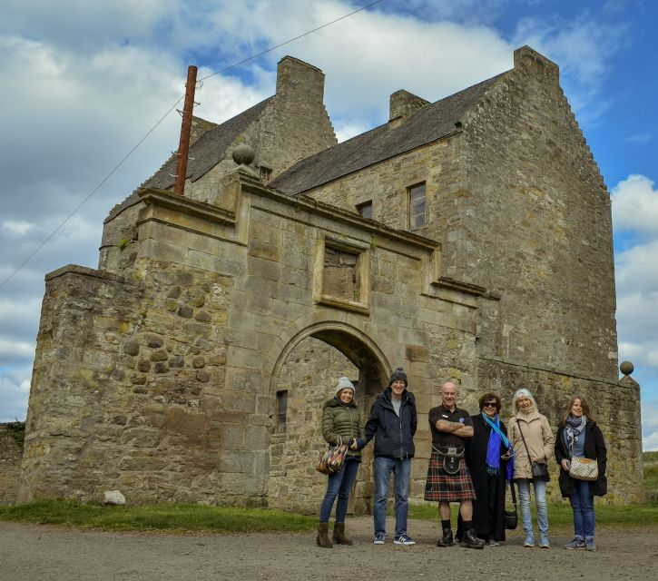 Impressions of the Outlander Day-trip organised by Get Your Guide from Edinburgh, Scotland. Tour group with guide in front of one of the monumental buildings on the road.