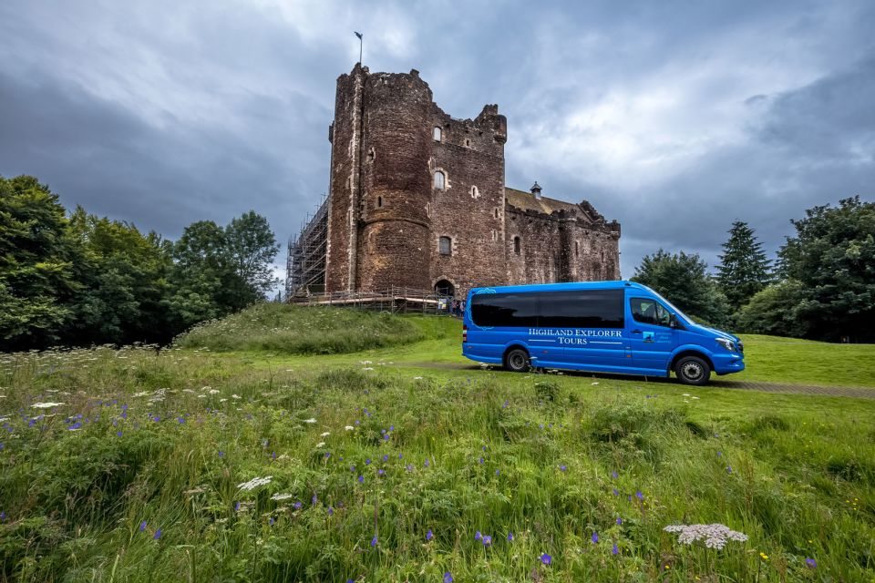 Impressions of the Outlander Day-trip organised by Get Your Guide from Edinburgh, Scotland. Tour Bus in fron of one of the castles on the road.