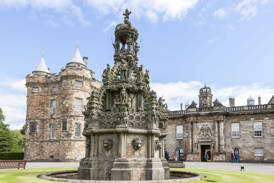 Impressions of the Palace of Holyroodhouse, Edinburgh, Scotland.The fountain in front of the palace.