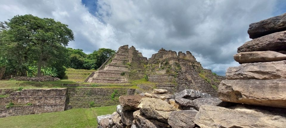 Overview of the impressive Acrópolis of Toniná, Chiapas, México