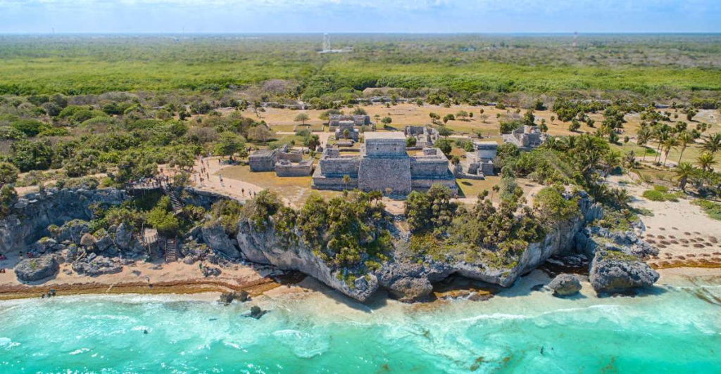 A bird-eye view of the Maya site of Tulum, which you can visit on a Day-trip, combining it with a visit to Cobá. 