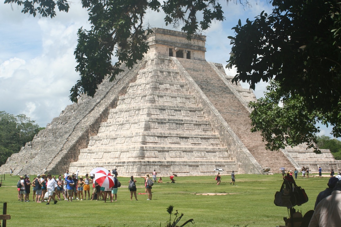 Daily thousands of tourists visit Chichén Itzá, being one of the New 7 Wonders of the World.