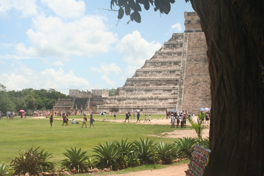 A visit to the pyramid of Kukulcán in Chichén Itzá. To the left the Temple of the Warriors. 