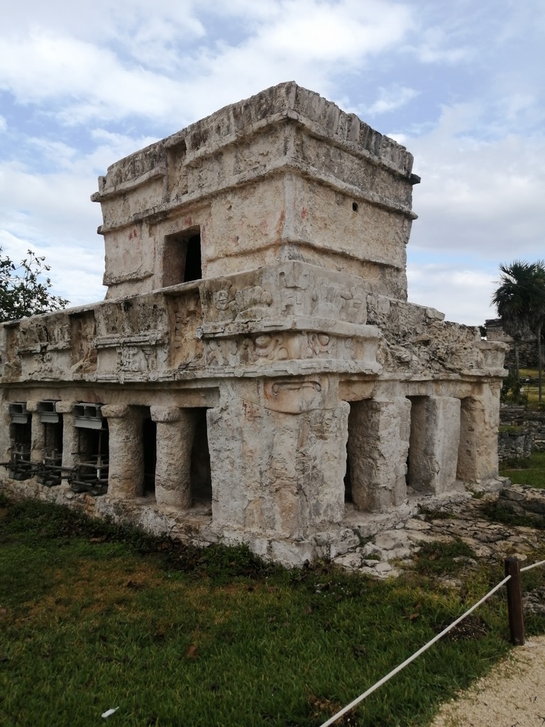 During our visit to Tulum we passed this temple on which you can still observe beautiful stucco work and some last remains of its former bright colours.
