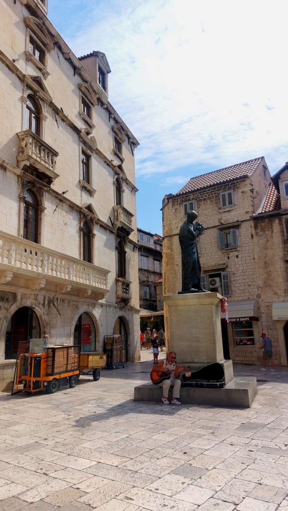 Visit to the Brothers Radić or Fruit Square in Split, with the statue of the Croatian poet Marko Marulic. 