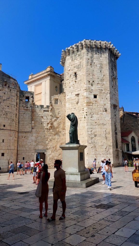 Visit to the Brothers Radić or Fruit Square in Split, with the statue of the Croatian poet Marko Marulic.