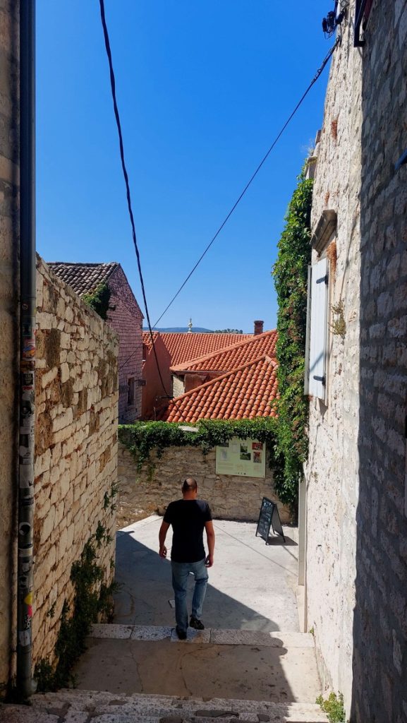 Impression of the beautiful alleyways criss-crossing the inner city of Šibenik.