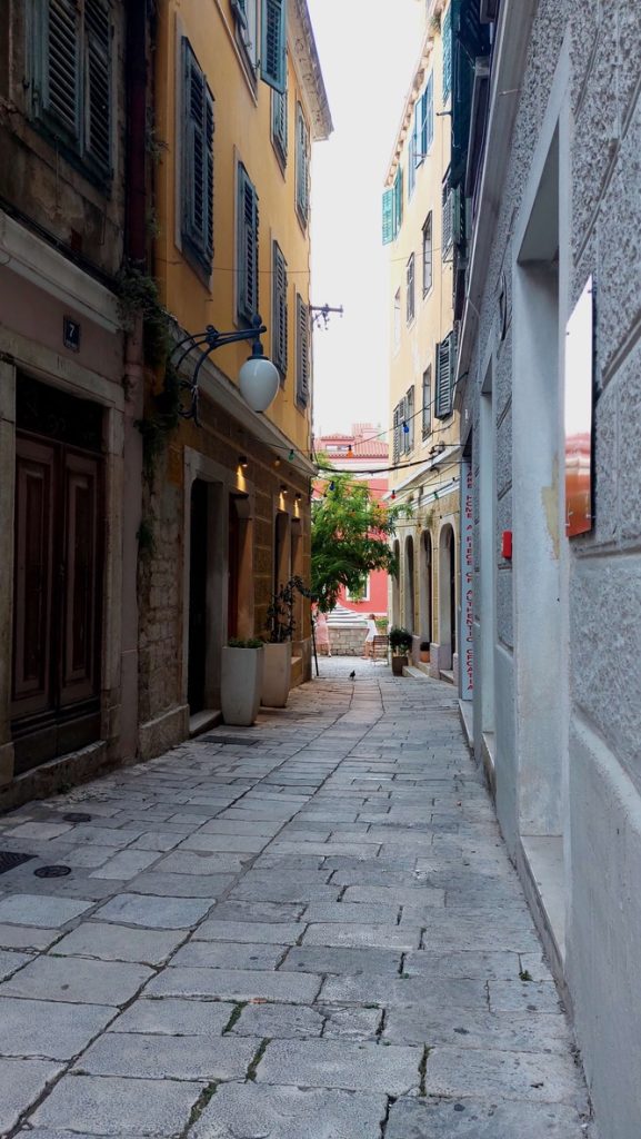 Impression of the beautiful alleyways criss-crossing the inner city of Šibenik.