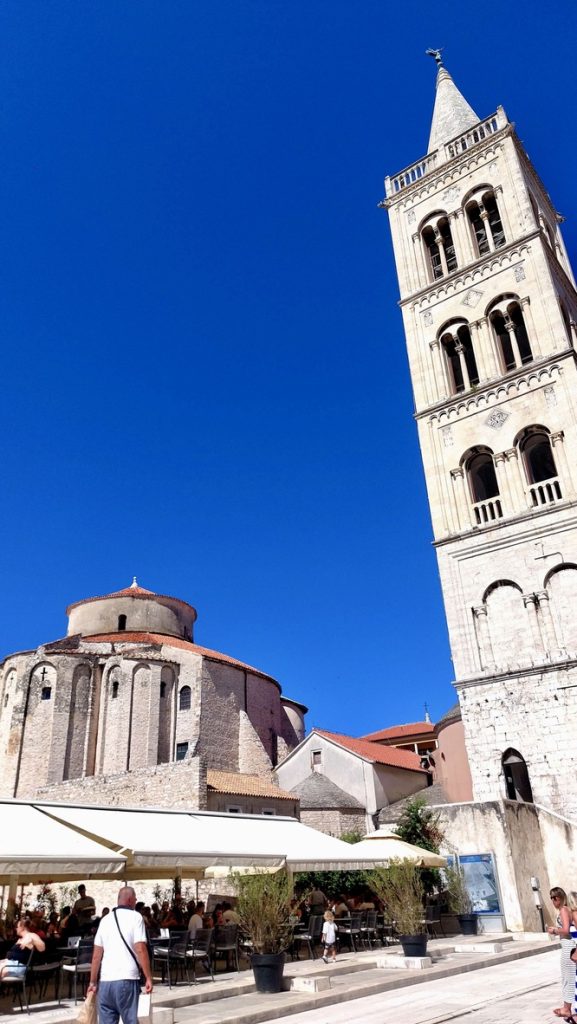 Between the impressive monuments a terrace to enjoy the sights.