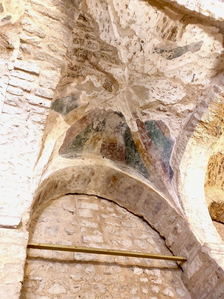 In one of the smaller churches of Zadar - currently functioning as an art gallery - we could admire old Roman paintings on the ceiling. 