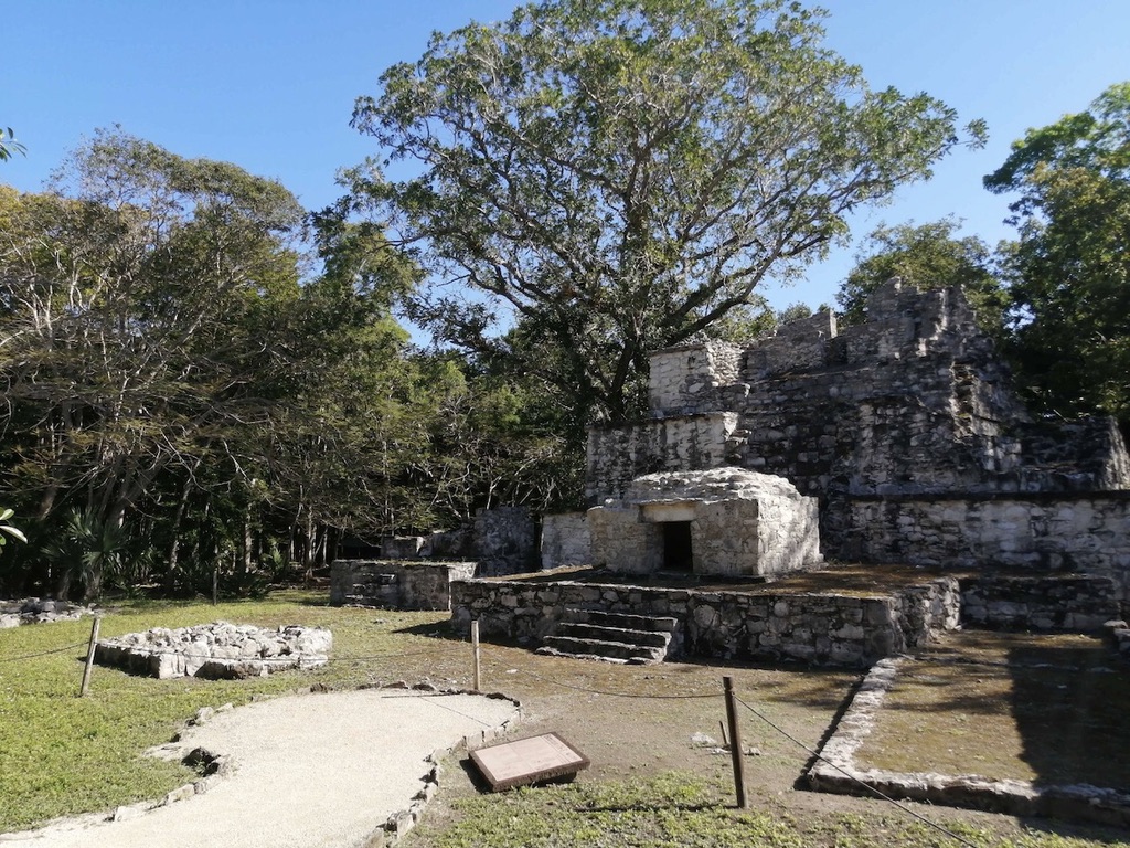 Impression of our visit to Muyil. Smaller temples just behind the entrance to the site.