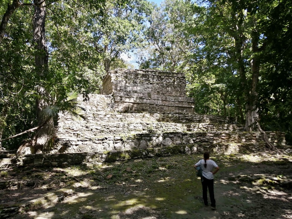 Impression of our visit to Muyil. A taller temple in the green of the jungle.