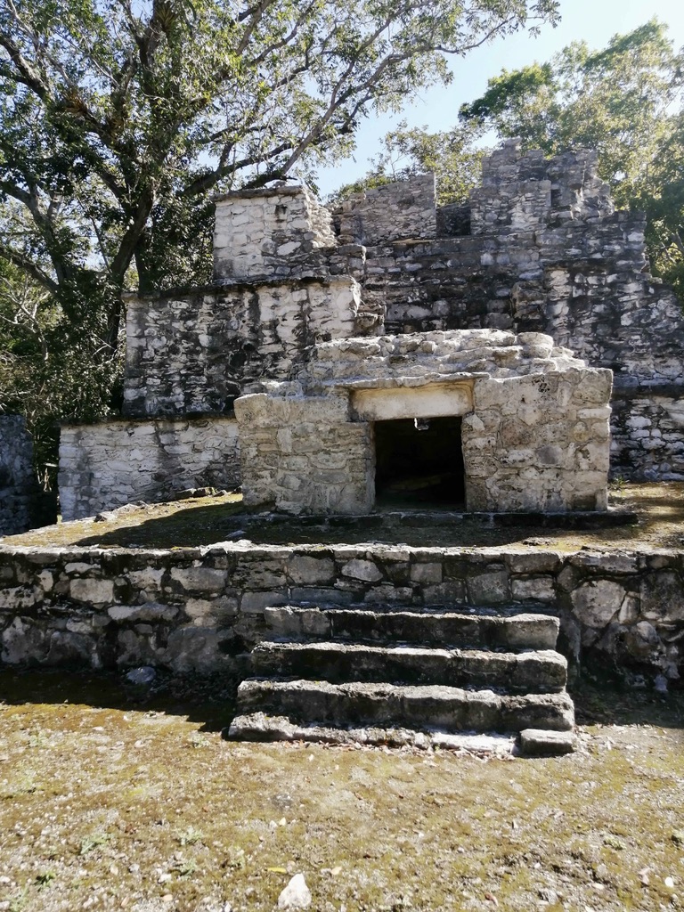 Impression of our visit to Muyil. Smaller temples just behind the entrance to the site.