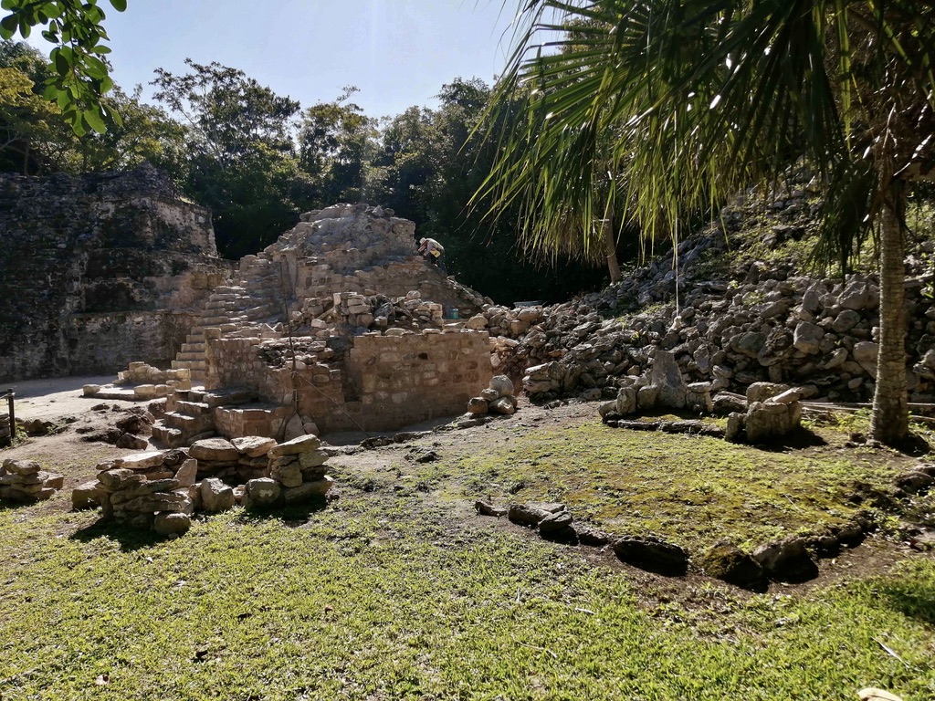 Impression of our visit to Muyil. Smaller temples just behind the entrance to the site.