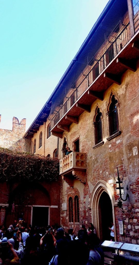 Visit to the square in front of Juliet's House in Verona's city center. Where every hundreds of people gather.  