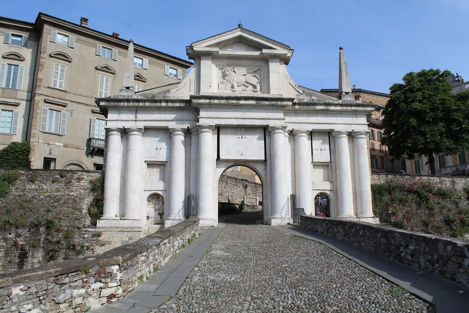 Visit to the Porta San Giacomo, the main gate to the Upper town of Bergamo.