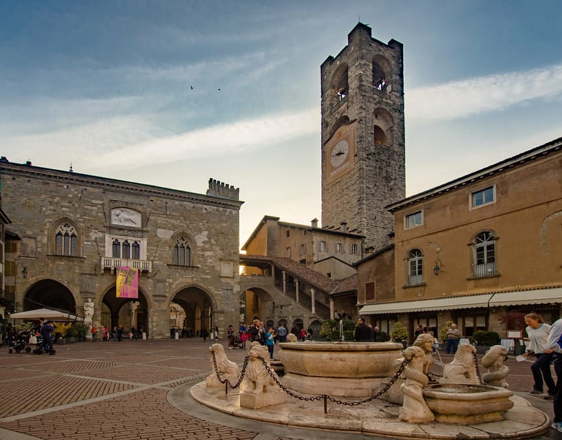 A visit to the Piazza Vecchia in the upper town of Bergamo. Formerly the Roman Forum was located here. 