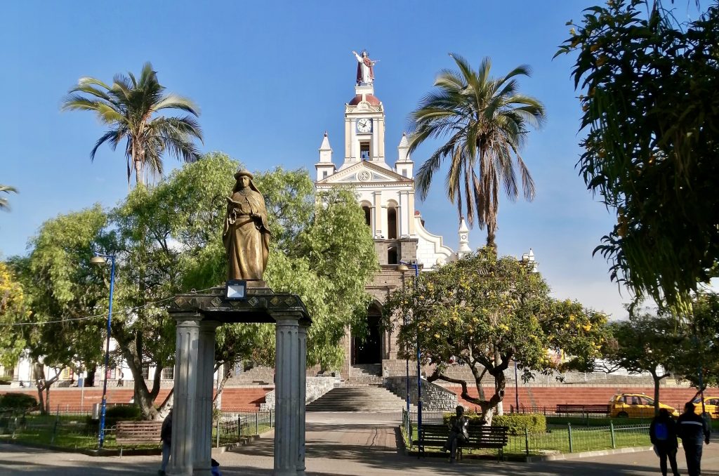 A visit to the Central Square, Cotacachi. In the backgrounf the main cathedral.