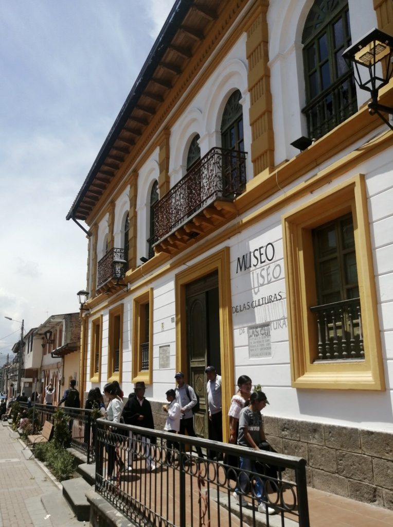 Inhabitants of Cotacachi in front of the local museum, the Museo de las Culturas.