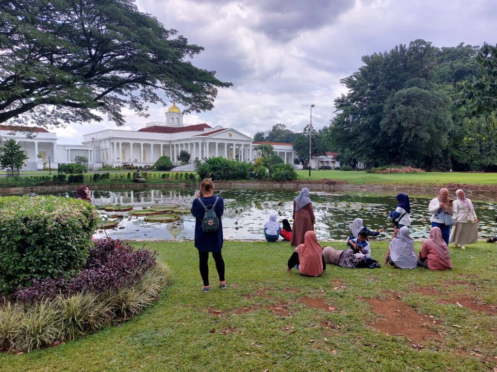 Visit to the botanical garden of Bogor with a view of the Presidential palace located there.