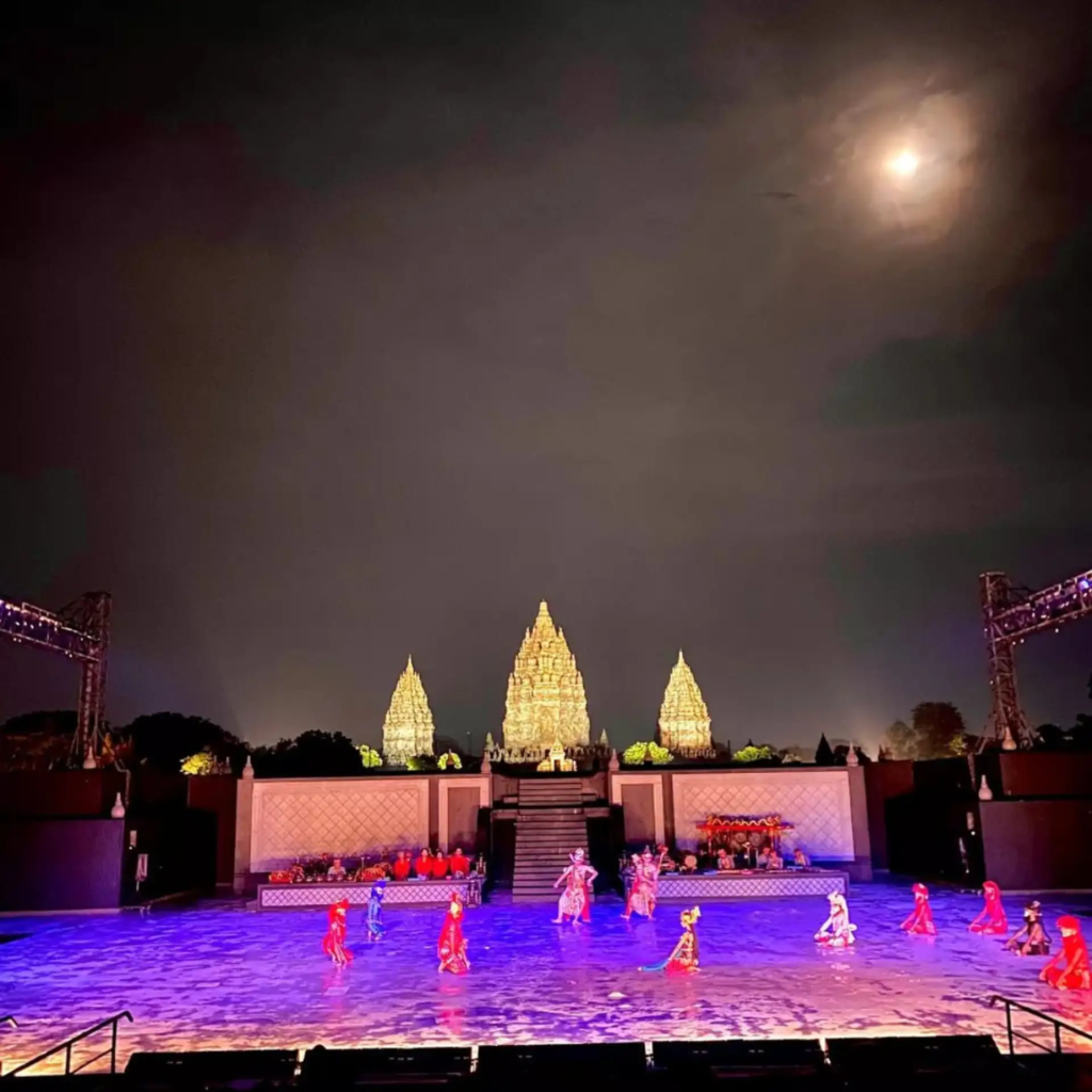 During the dry season the Ramayana ballet is performed in the open air theater. As a backdrop, the temples of Prambanan.