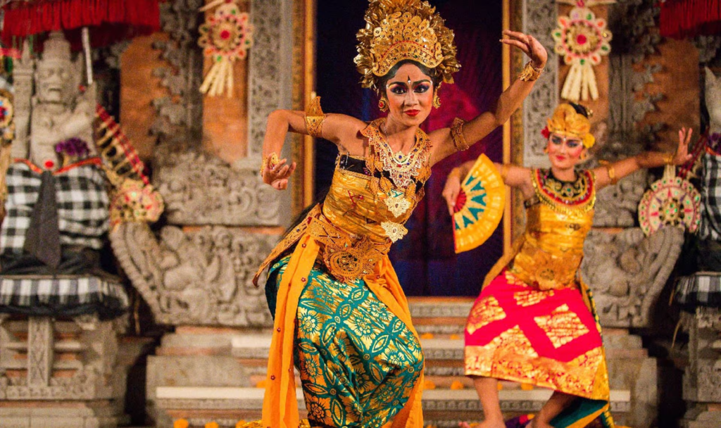 Visit to the Balinese dance performance at the Royal Palace of Ubud.